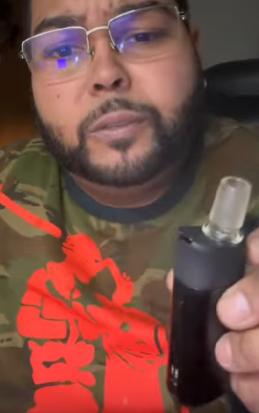 Yocan Black Pocket with a glass mouthpiece.png