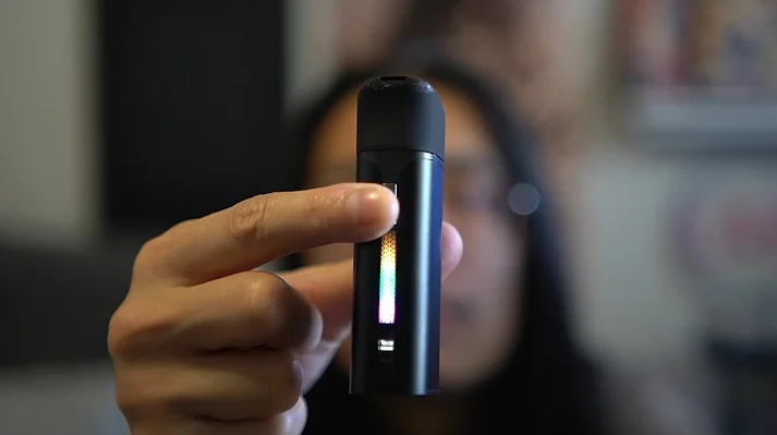Yocan Black Pocket handcheck.png