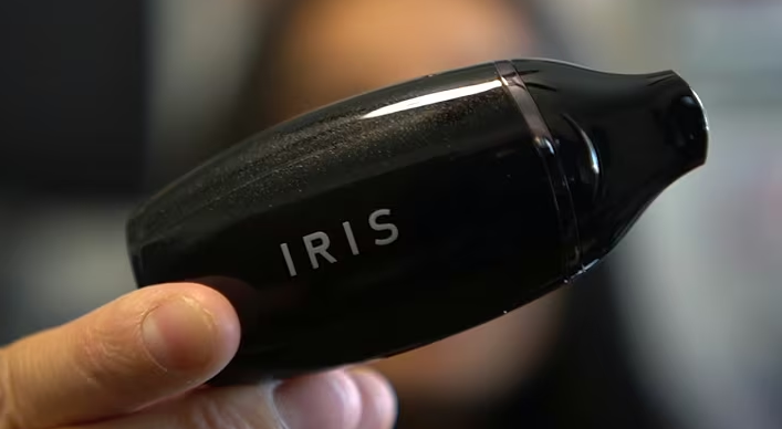 Yocan Iris dab pen handcheck.png